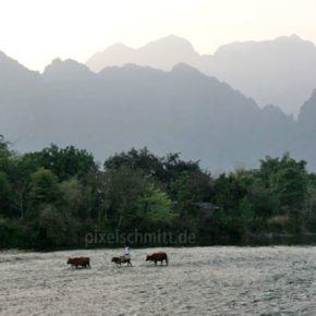008 karstgebirge im sonnenuntergang vang vieng laos