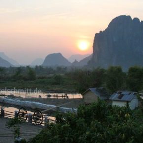 009 karstgebirge im sonnenuntergang vang vieng laos