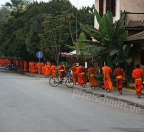 023 moenche in luang prabang laos