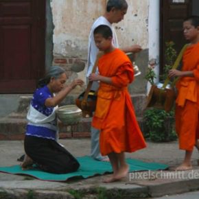 024 moenche in luang prabang laos