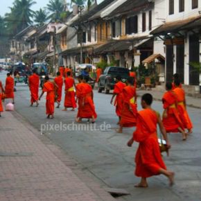 027 moenche in luang prabang laos.jpg