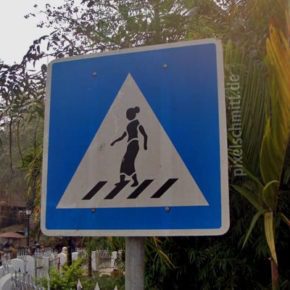 028 strassenschild laos frau kleid zebrastreifen luang prabang