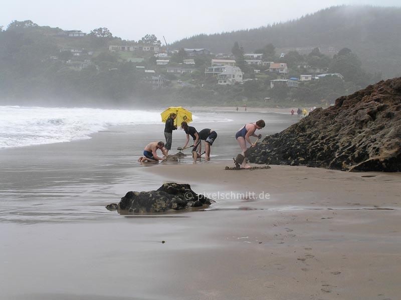 Hot Water Beach Neuseeland: Heißes Wasser direkt am Sand Hot Water Beach in Neuseeland