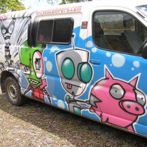 wicked camper invader zim australien ellis beach