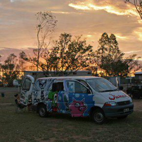 wicked camper outback sonnenuntergang