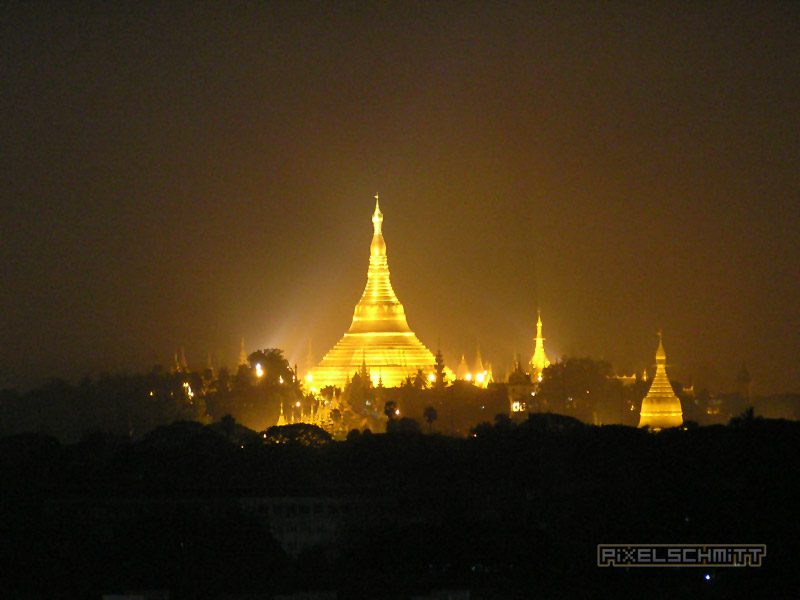 Reisebericht Myanmar 2004: Ankommen in Yangon myanmar-reisebericht-yangon-shwedagon-pagode-bei-nacht