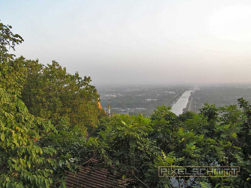 Unterwegs mit Mönch in Mandalay Zwischendurch war auch Zeit für ein schnelles Bild hinunter in die Stadt. Gleich danach ging es wieder weiter.