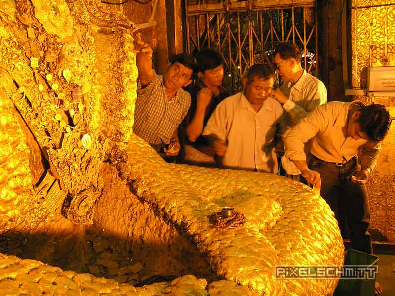 Unterwegs mit Mönch in Mandalay Der über und über mit Blattgold verzierte Buddha in der Mahamuni-Pagode.