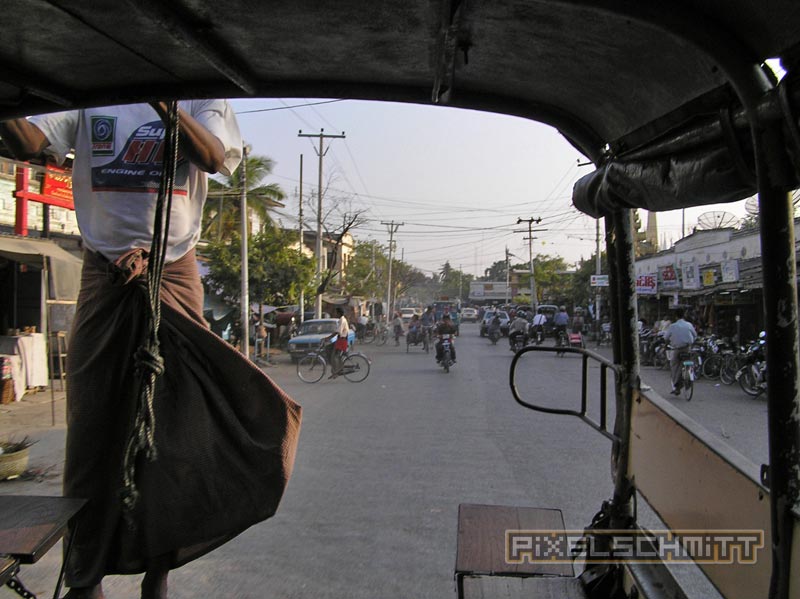 Unterwegs mit Mönch in Mandalay Unterwegs zum Mandalay Hill im Pick-Up-Taxi.