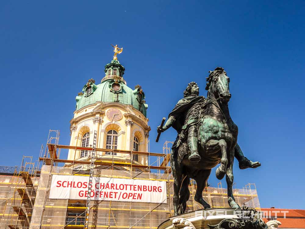 Berlin Sehenswürdigkeiten: Nofretete und das Hufeisen Berlins Sehenswürdigkeiten: Schloss Charlottenburg