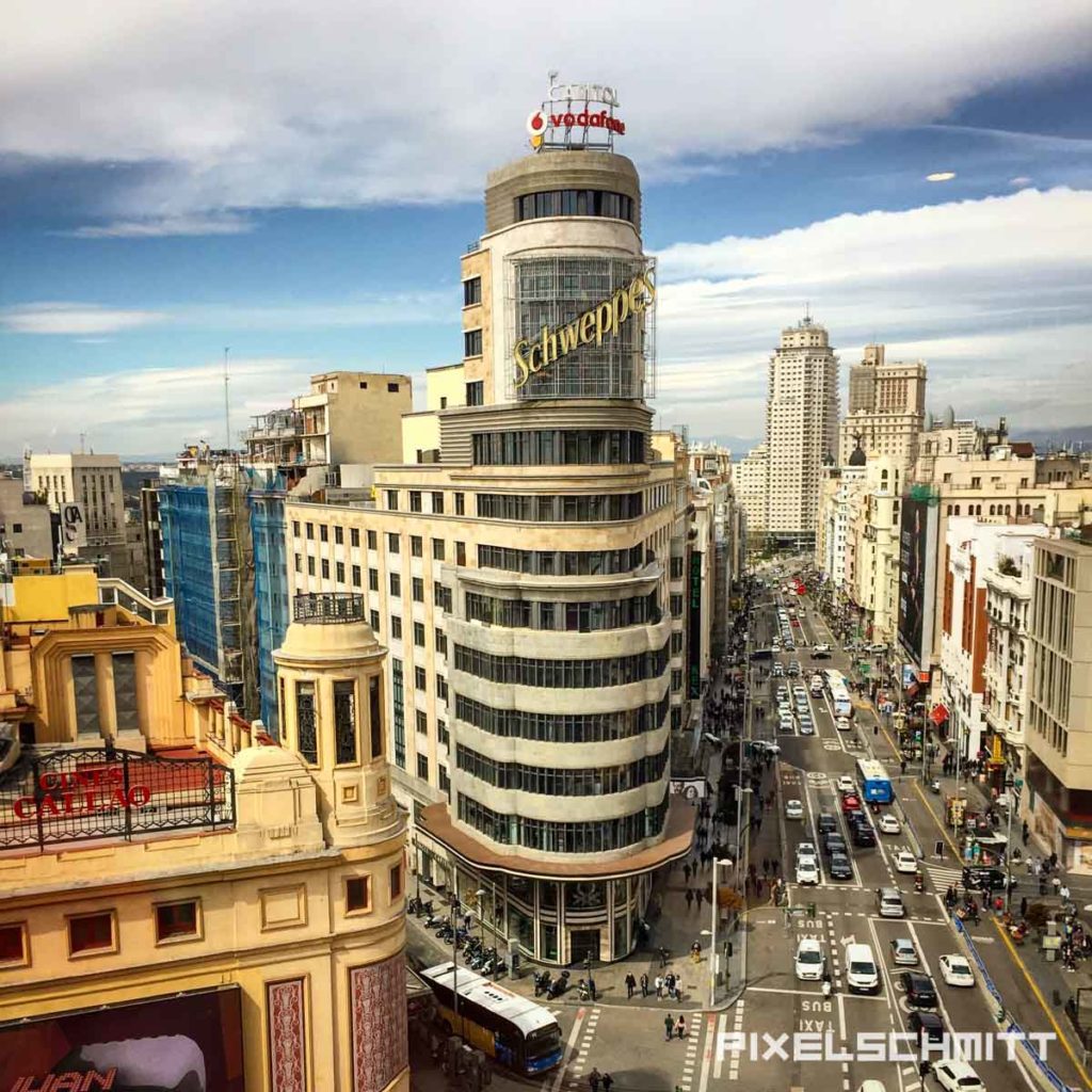 ❤️ Madrid: Sehenswürdigkeiten und 13 tolle Tipps für dich Blick auf die Gran Via in Madrid