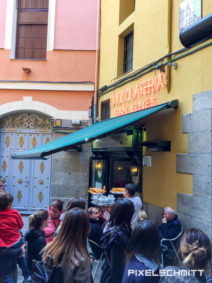 ❤️ Madrid: Sehenswürdigkeiten und 13 tolle Tipps für dich Ein Kellner liefert gerade die besten Churros der Welt aus