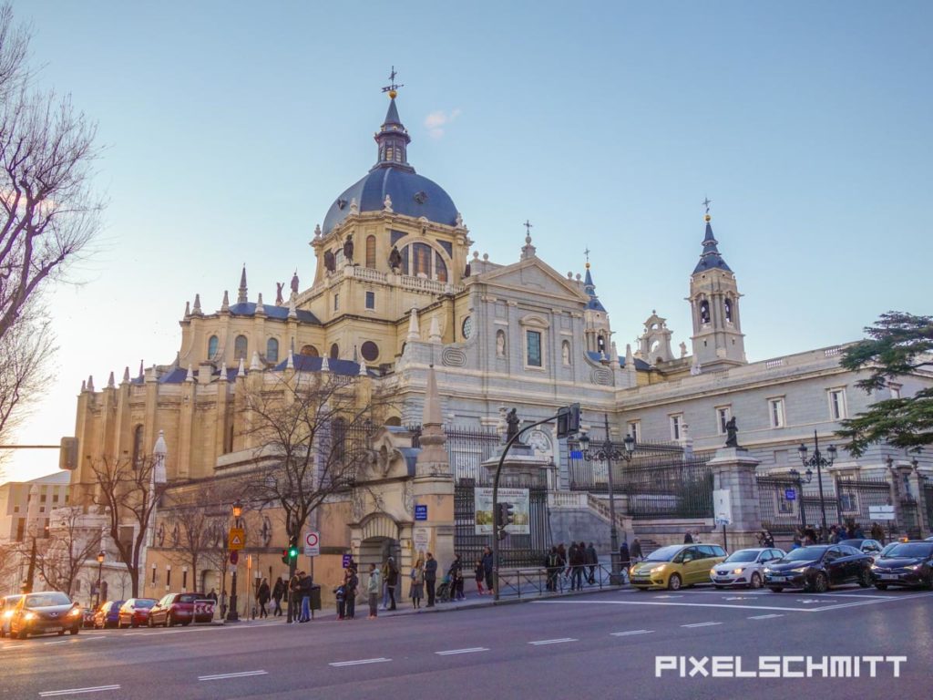❤️ Madrid: Sehenswürdigkeiten und 13 tolle Tipps für dich Die Kathedrale von Madrid