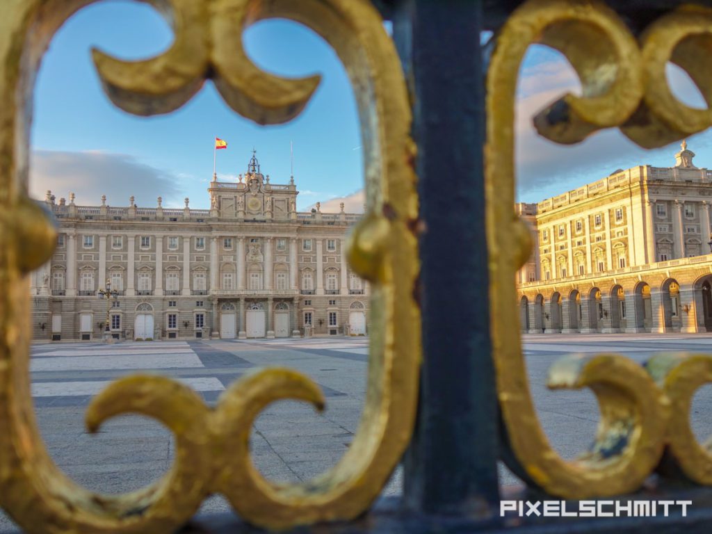 ❤️ Madrid: Sehenswürdigkeiten und 13 tolle Tipps für dich Blick auf den Königspalast von Madrid durch den Zaun - eine der Top-Sehenswürdigkeiten der Stadt