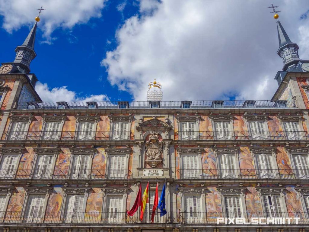 ❤️ Madrid: Sehenswürdigkeiten und 13 tolle Tipps für dich Casa de Panaderia / Das Haus der Bäckereien auf der Plaza Mayor in Madrid