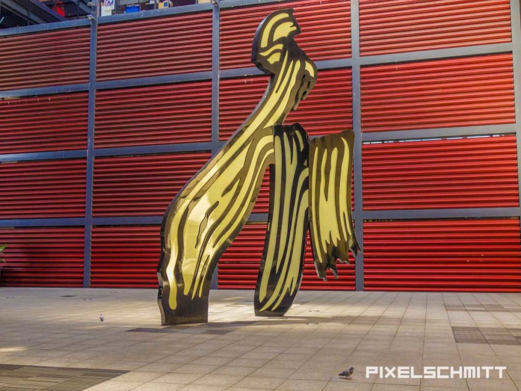 ❤️ Madrid: Sehenswürdigkeiten und 13 tolle Tipps für dich Kunstwerk von Roy Lichtenstein im Innenhof der Reina Sofia