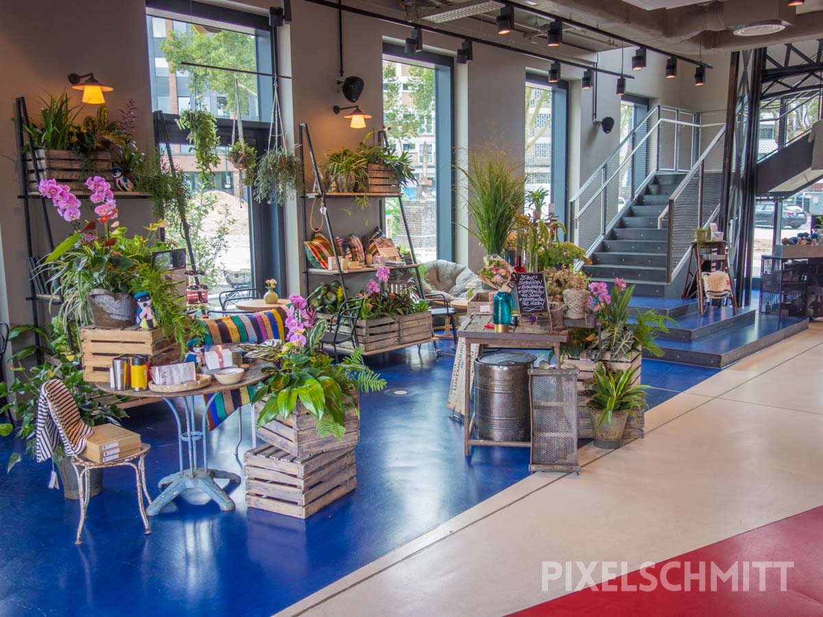 Das neue 25hours Hotel Düsseldorf und Tipps in der Nähe Der kleine Blumenladen in der Lobby des Hotels in Düsseldorf