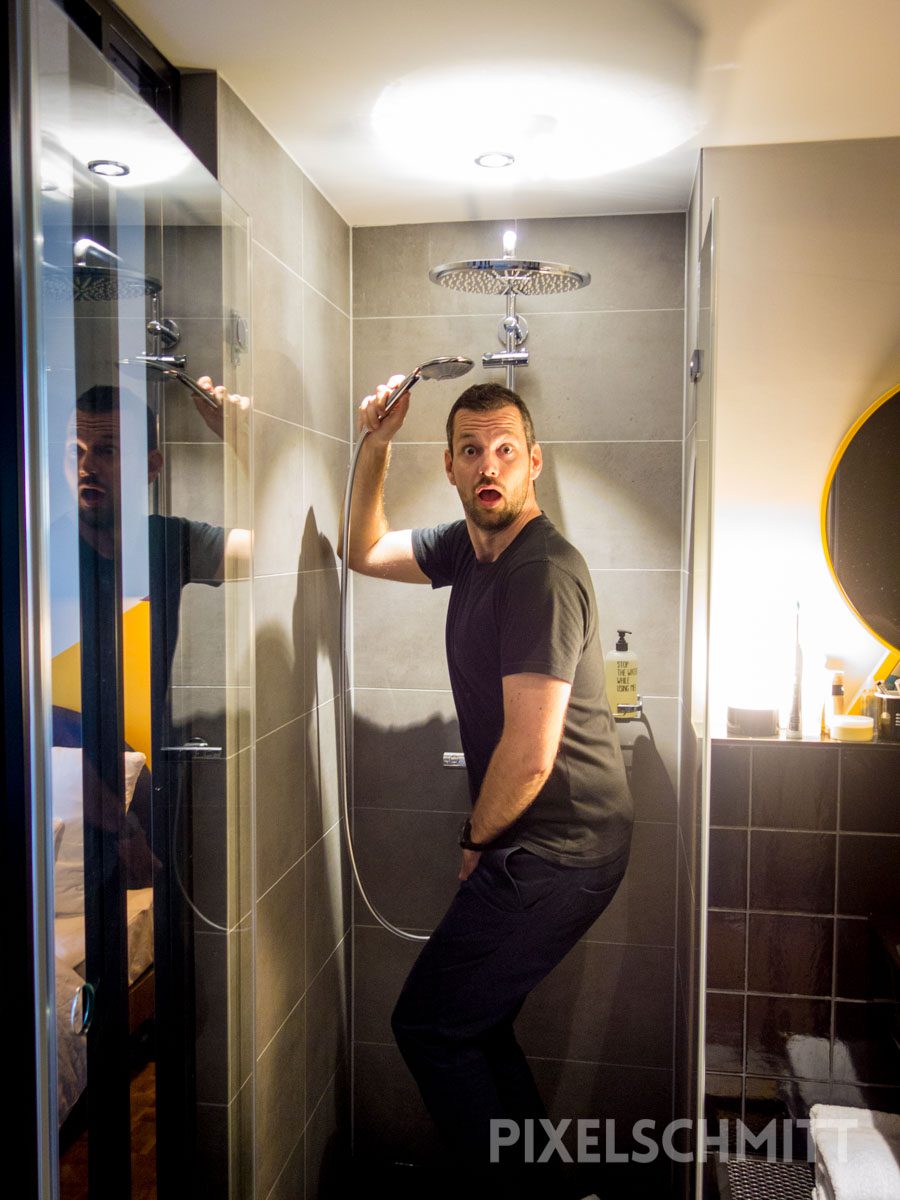 Das neue 25hours Hotel Düsseldorf und Tipps in der Nähe pixelschmitt in der Dusche erwischt
