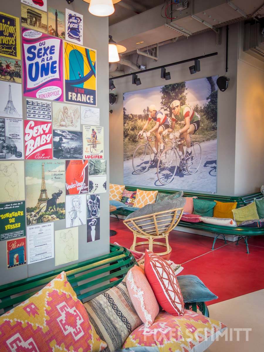 Das neue 25hours Hotel Düsseldorf und Tipps in der Nähe Die Lobby des Hotels ist mit Bildern der Tour de France illustriert