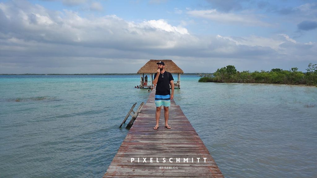 Mexiko Sehenswürdigkeiten: 9 tolle Ziele für deine Rundreise Die Lagune von Bacalar: pixelschmitt am öffentlichen Steg