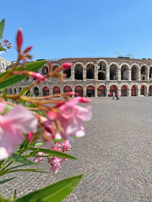 Oper in Verona: Festspiele 2024 Die Arena in Verona von aussen (2021)