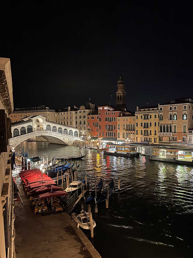 Venedig Hotel: Bezahlbar und zentral übernachten Rialtobrücke in Venedig bei Nacht