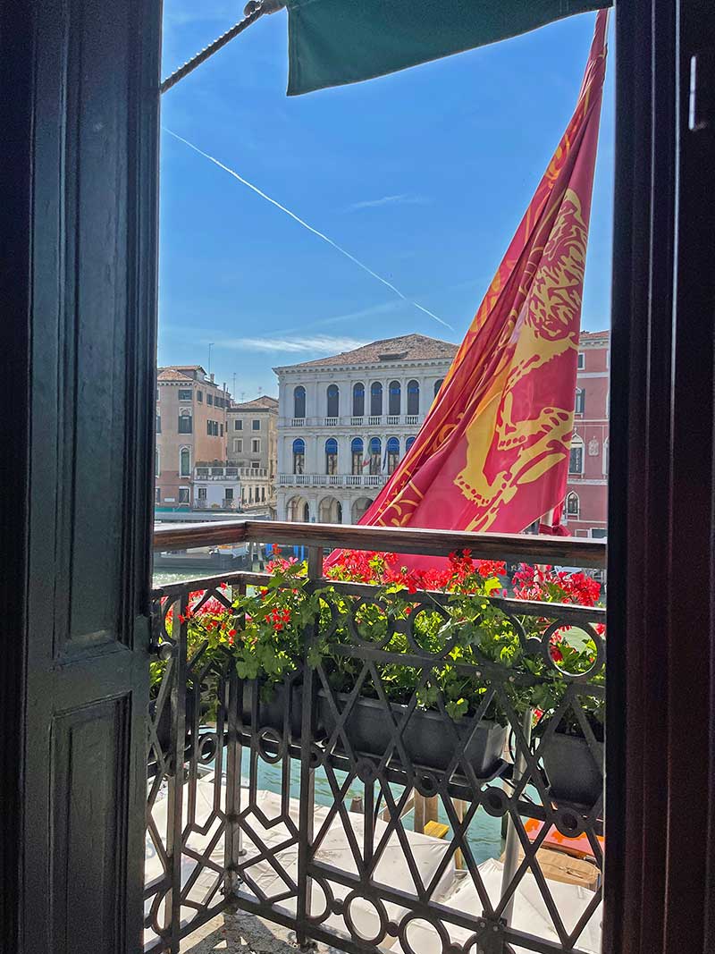 Venedig Hotel: Bezahlbar und zentral übernachten Frühstück in Venedig mit Ausblick