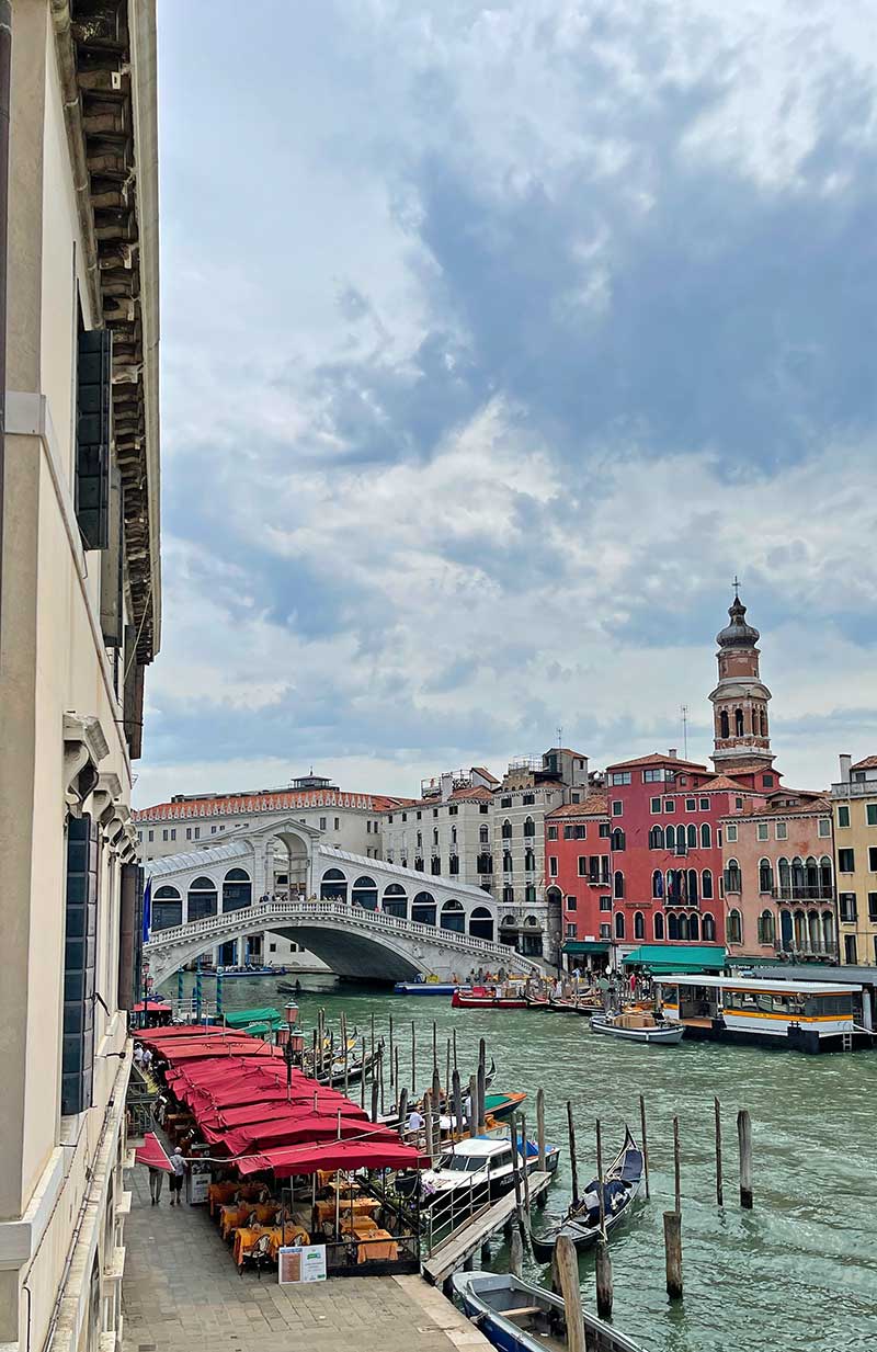 Venedig Hotel: Bezahlbar und zentral übernachten Hotel in Venedig mit Blick auf die Rialtobrücke