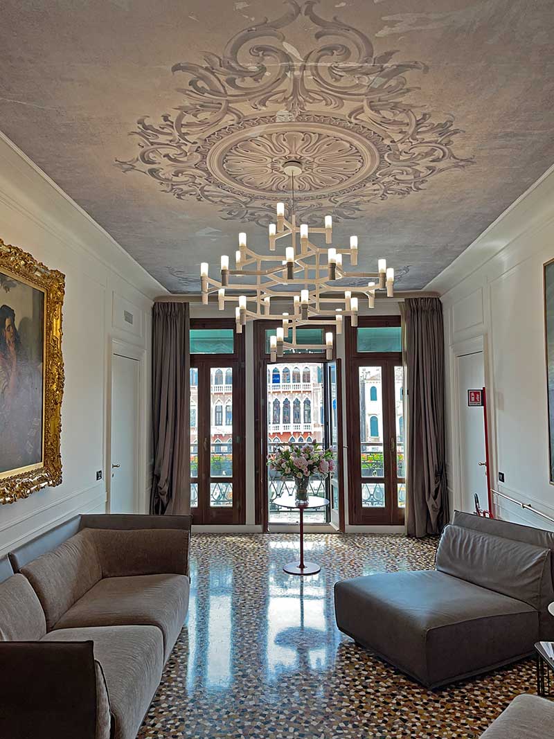 Venedig Hotel: Bezahlbar und zentral übernachten Ausblick aus dem Hotel in Venedig auf die Rialtobrücke