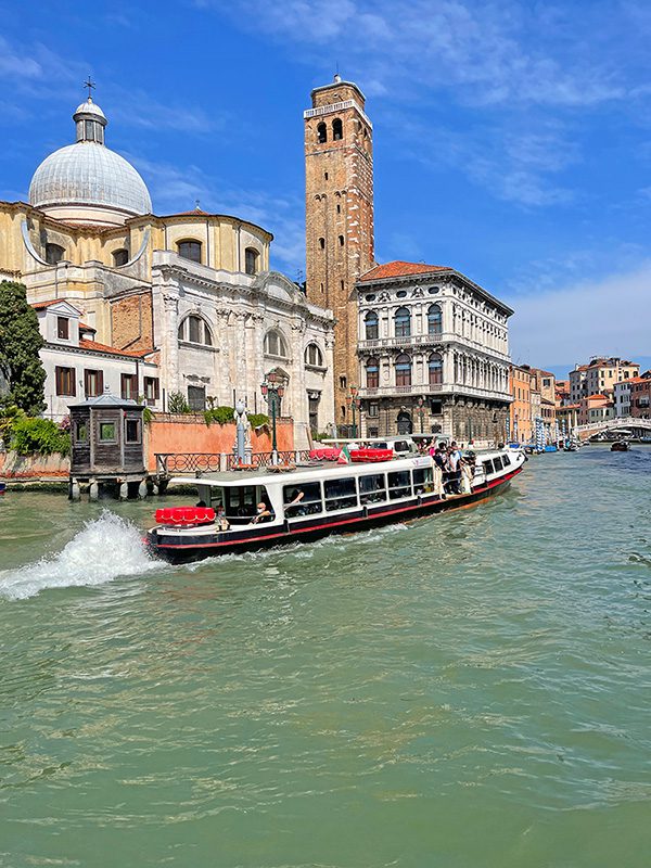 Venedig: So kommst Du vom Bahnhof zum Markusplatz Ein Vaporetto in den Kanälen von Venedig