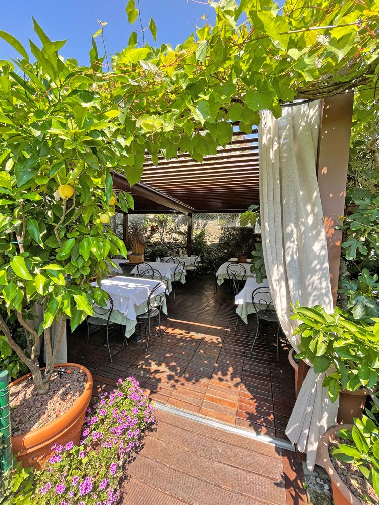 Gardasee Hotel: Sirmione - Schlafen und Restaurants Osteria Al Torcol in Sirmione (Gardasee) mit lauschigem Garten