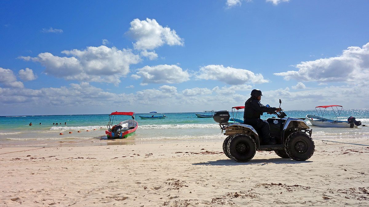 Tulum: Bewaffnete Sicherheitskräfte am Strand Urlaub in Mexiko gefährlich? Tulum: Bewaffnete Sicherheitskräfte am Strand
