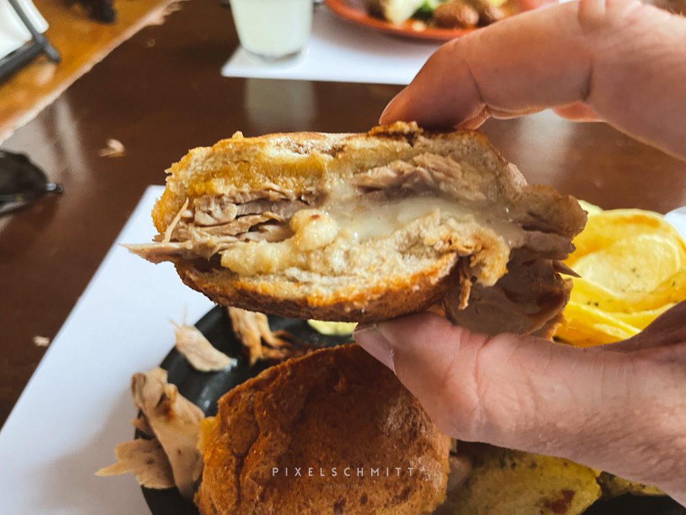 Das Sandwich mit Käse und selbstgemachten Kartoffelchips