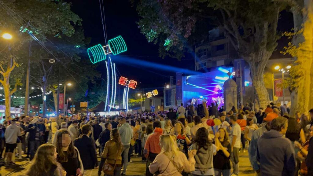Das Sao Joao Festival in Porto: Mit Gummihammern und Feuerwerk sao joao porto feiern auf der strasse