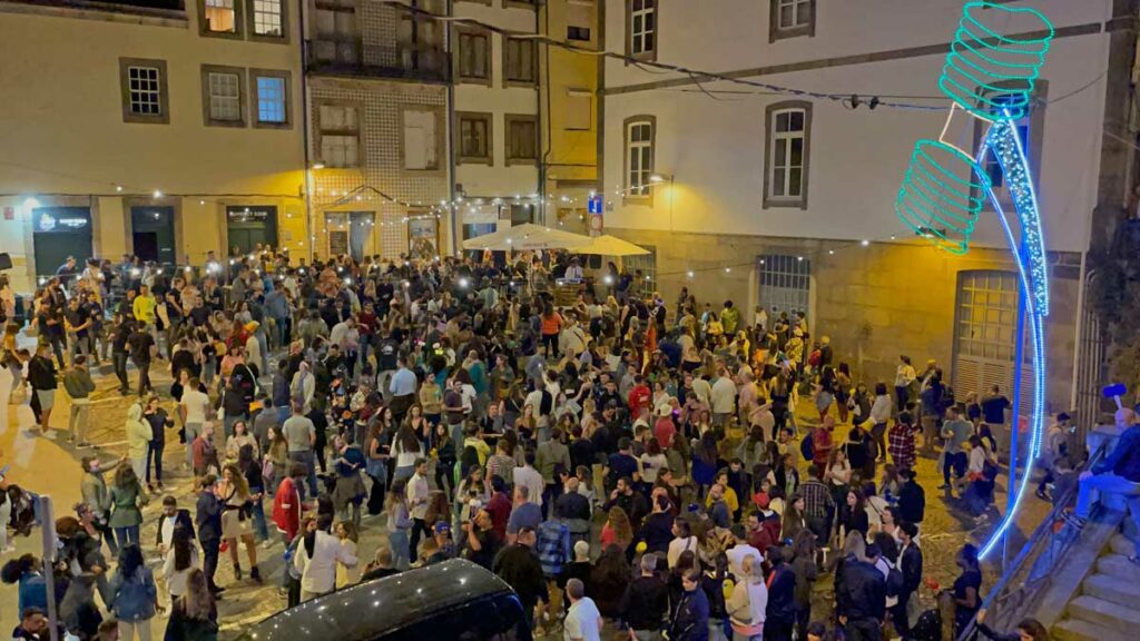 Das Sao Joao Festival in Porto: Mit Gummihammern und Feuerwerk sao joao porto feiernde