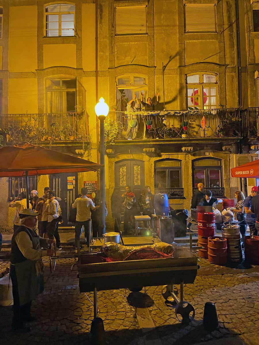 Das Sao Joao Festival in Porto: Mit Gummihammern und Feuerwerk sao joao porto grill bier