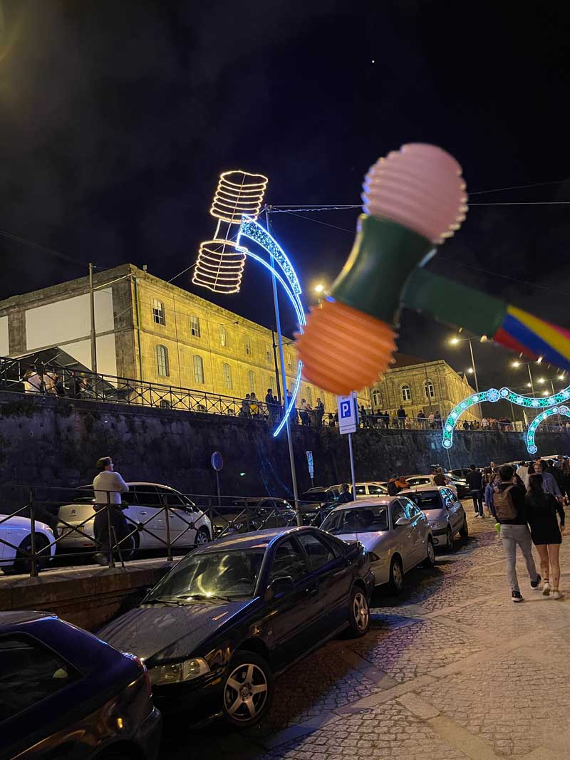 Das Sao Joao Festival in Porto: Mit Gummihammern und Feuerwerk sao joao porto hammer