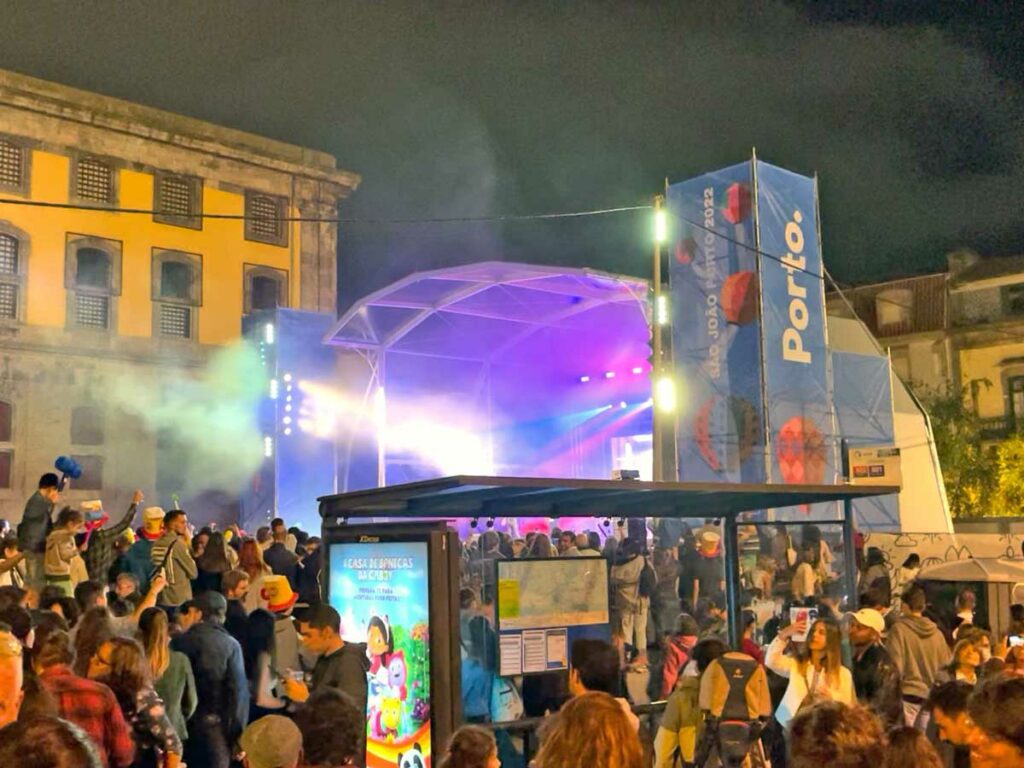 Das Sao Joao Festival in Porto: Mit Gummihammern und Feuerwerk sao joao porto konzertbuehne