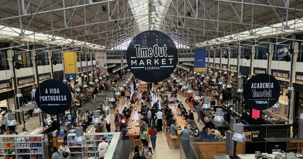 Sehenswürdigkeiten Lissabon: Tipps für deine Städtereise Der Time Out Market ist wohl eine der bekanntesten kulinarischen Sehenswürdigkeiten in Lissabon