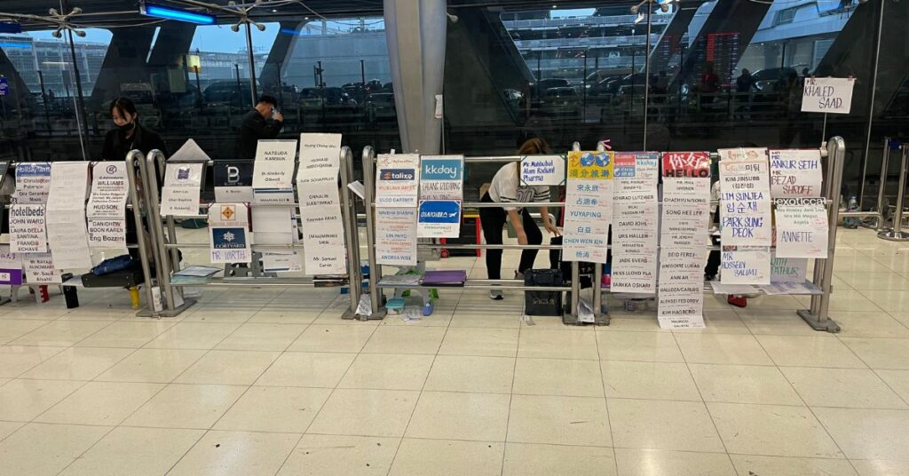 Bangkok: Vom Flughafen Suvarnabhumi in die Innenstadt So wirst du am Flughafen Bangkok von den diversen Anbietern empfangen. Du suchst deinen Namen auf den Schildern und kurz danach holt dich der Fahrer ab.