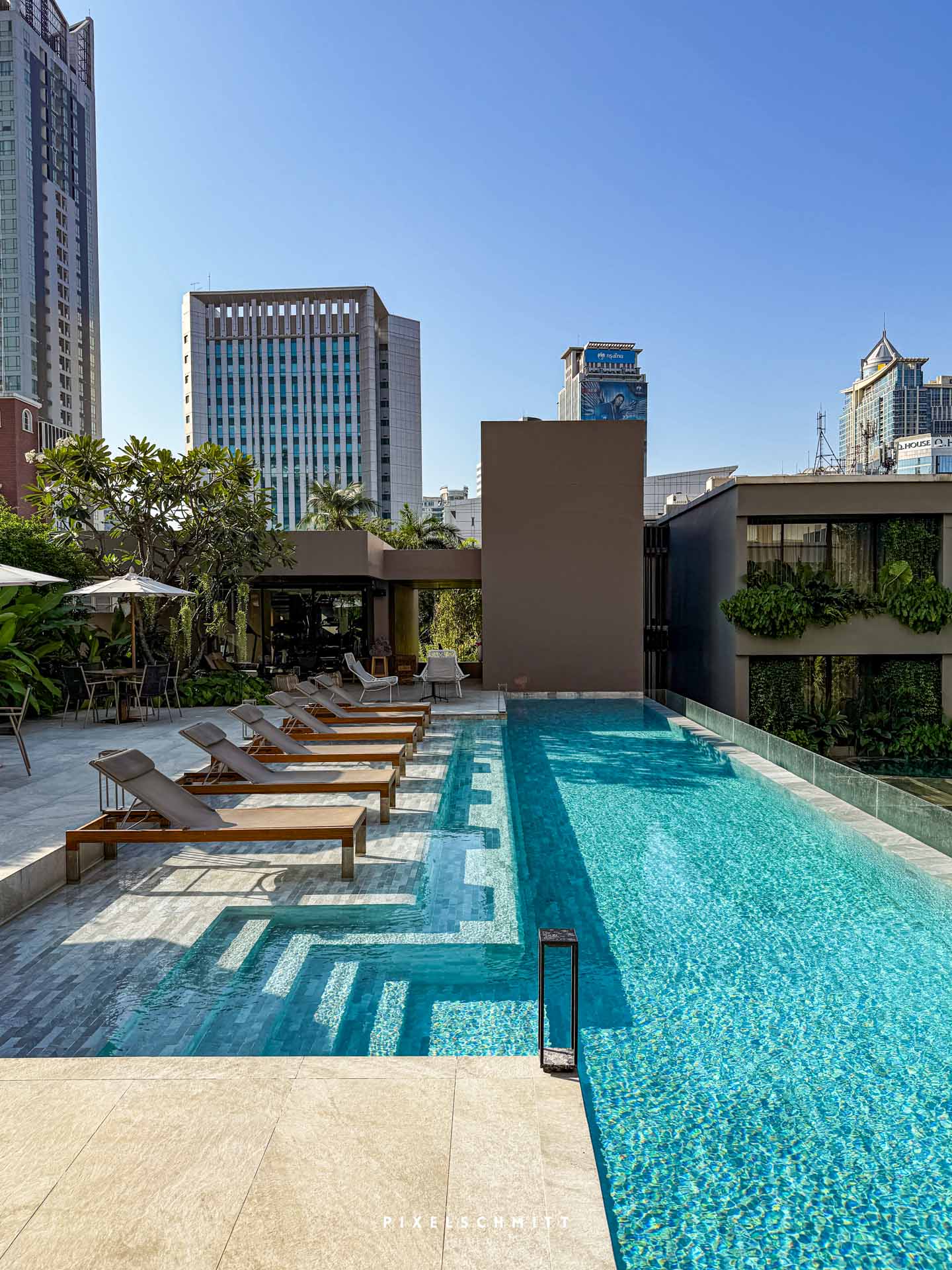 Der Infinity Pool auf dem Dach des Hotels mit Blick auf Bangkok