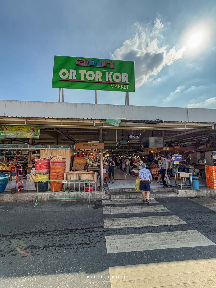 Or Tor Kor Market: Bangkoks Paradies für Feinschmecker Einer der Eingänge zum Markt