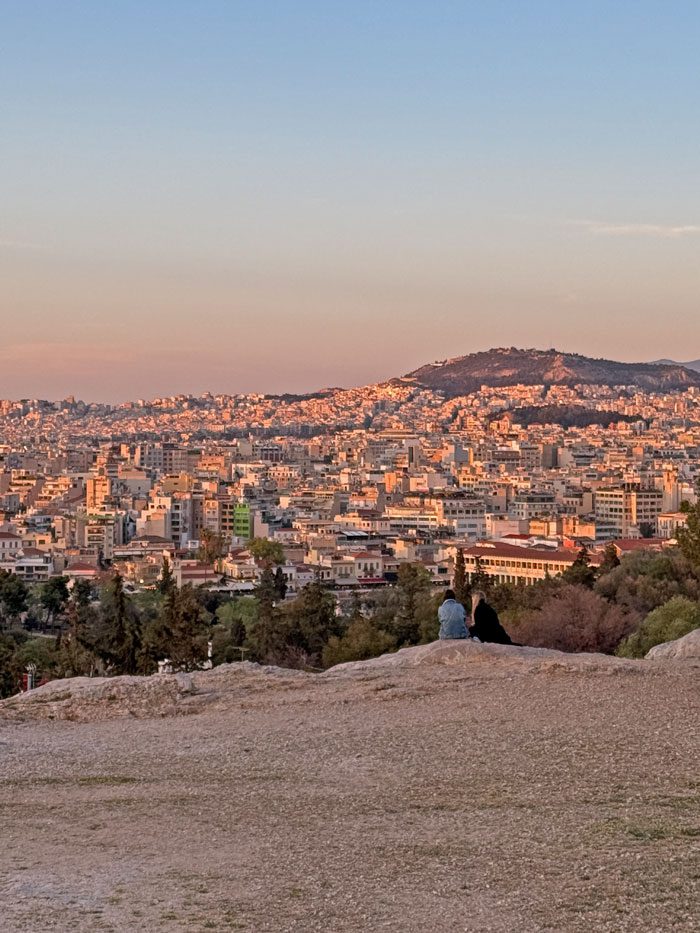 Städtereise Athen 2025: Tipps, Highlights und Erfahrungen Pnyx-Hügel: Der schönste Sonnenuntergang in Athen